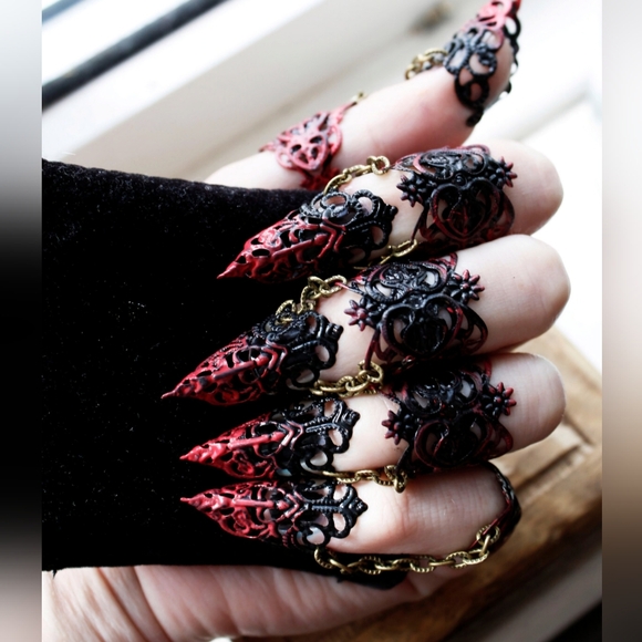 Unique Vintage Jewelry - Ebony Armor - Full hand set Claw Rings Red and Black - Gothic Sz med-large 5 pcs